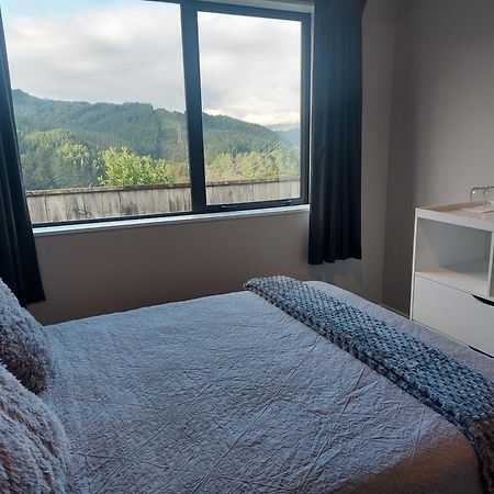 A Comfortable Room In Upper Hutt With Views - Homestay Esterno foto