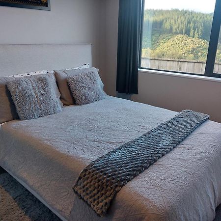 A Comfortable Room In Upper Hutt With Views - Homestay Esterno foto