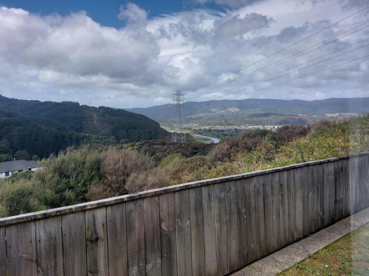 A Comfortable Room In Upper Hutt With Views - Homestay Esterno foto